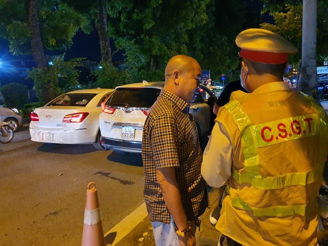 Tổ công tác Đội CSGT số 3 (Công an TP Hà Nội) ra quân kiểm tra lái xe điều khiển phương tiện sau khi sử dụng rượu bia trên tuyến đường Láng.