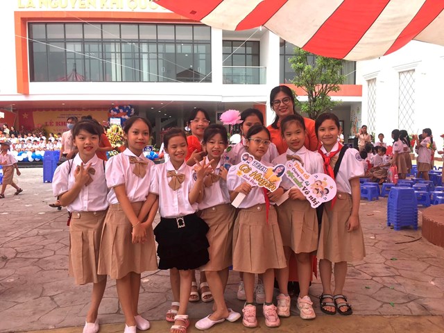 Cô trò Trường Tiểu học Hoàng Liệt (quận Hoàng Mai, Hà Nội) trong ngày tựu trường.