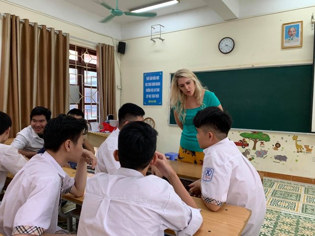 Dạy tiếng Anh trong trường phổ thông. Ảnh: TL