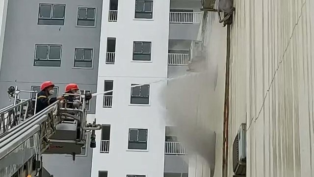 Lực lượng cứu hỏa tiếp cận vụ cháy, dập lửa. Ảnh: PLO.
