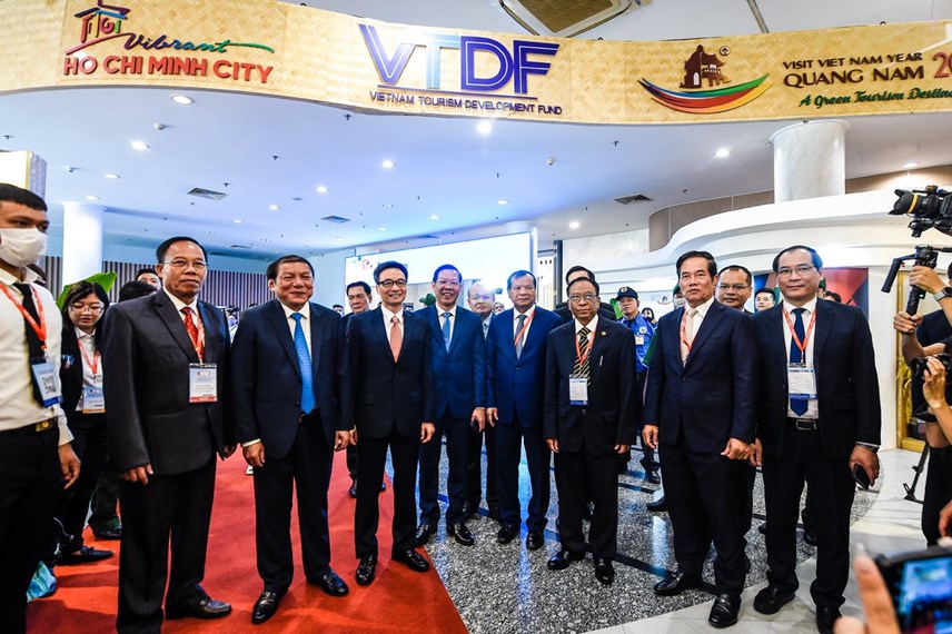 Phó Thủ tướng Vũ Đức Đam cùng đại biểu tham quan các gian hàng tại hội chợ.