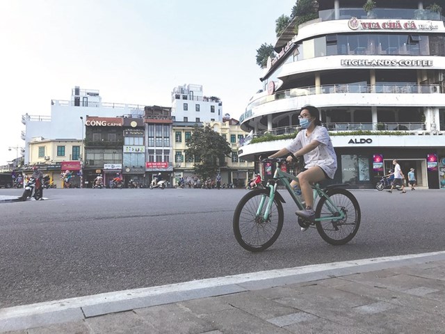 Người dân đạp xe trên phố đi bộ Hồ Gươm.