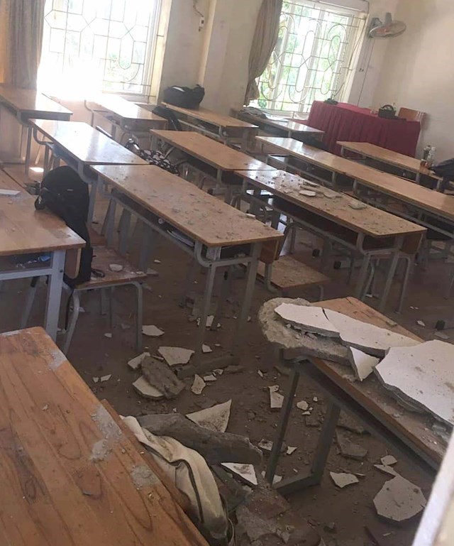 Mảng vữa trần lớn rơi trong lớp học khiến hai học sinh Trường THPT Quang Minh (Mê Linh, Hà Nội) bị thương nhẹ (Ảnh: T. Mai).