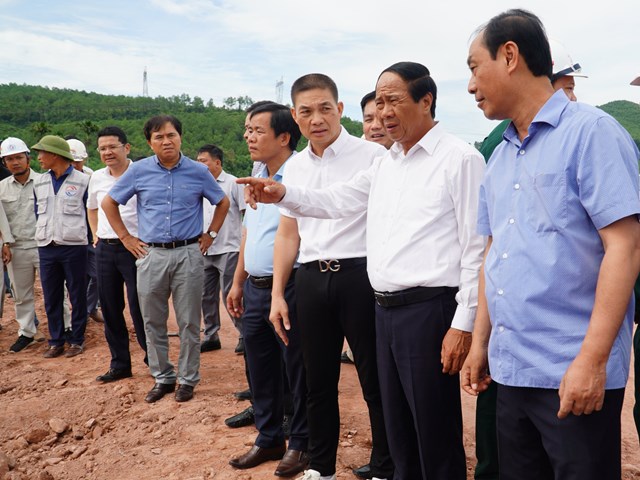 Phó Thủ tướng Chính phủ Lê Văn Thành kiểm tra dự án cao tốc Cam Lô - La Sơn. Ảnh: Ngọc Minh.