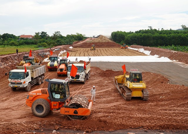 Cao tốc Cam Lô - La Sơn đoạn qua địa bàn tỉnh Thừa Thiên - Huế. Ảnh: Ngọc Minh.