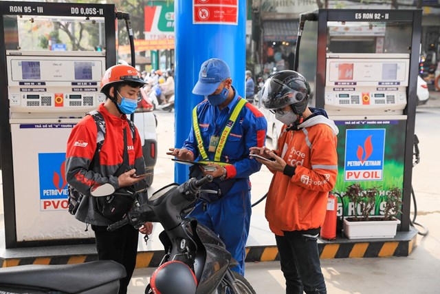 Việc giảm thuế đối với xăng, dầu sẽ giảm áp lực chi phí trên vai người dân, doanh nghiệp, góp phần kiềm chế lạm phát. Ảnh: Quang Vinh