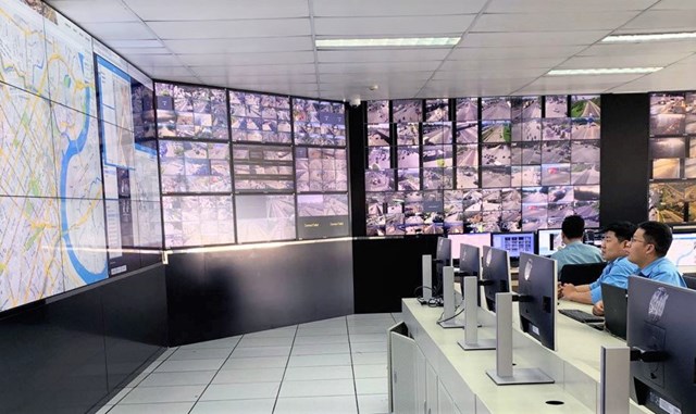 Một trung tâm điều hành các camera giám sát quản lý đường hầm vượt sông Sài Gòn.