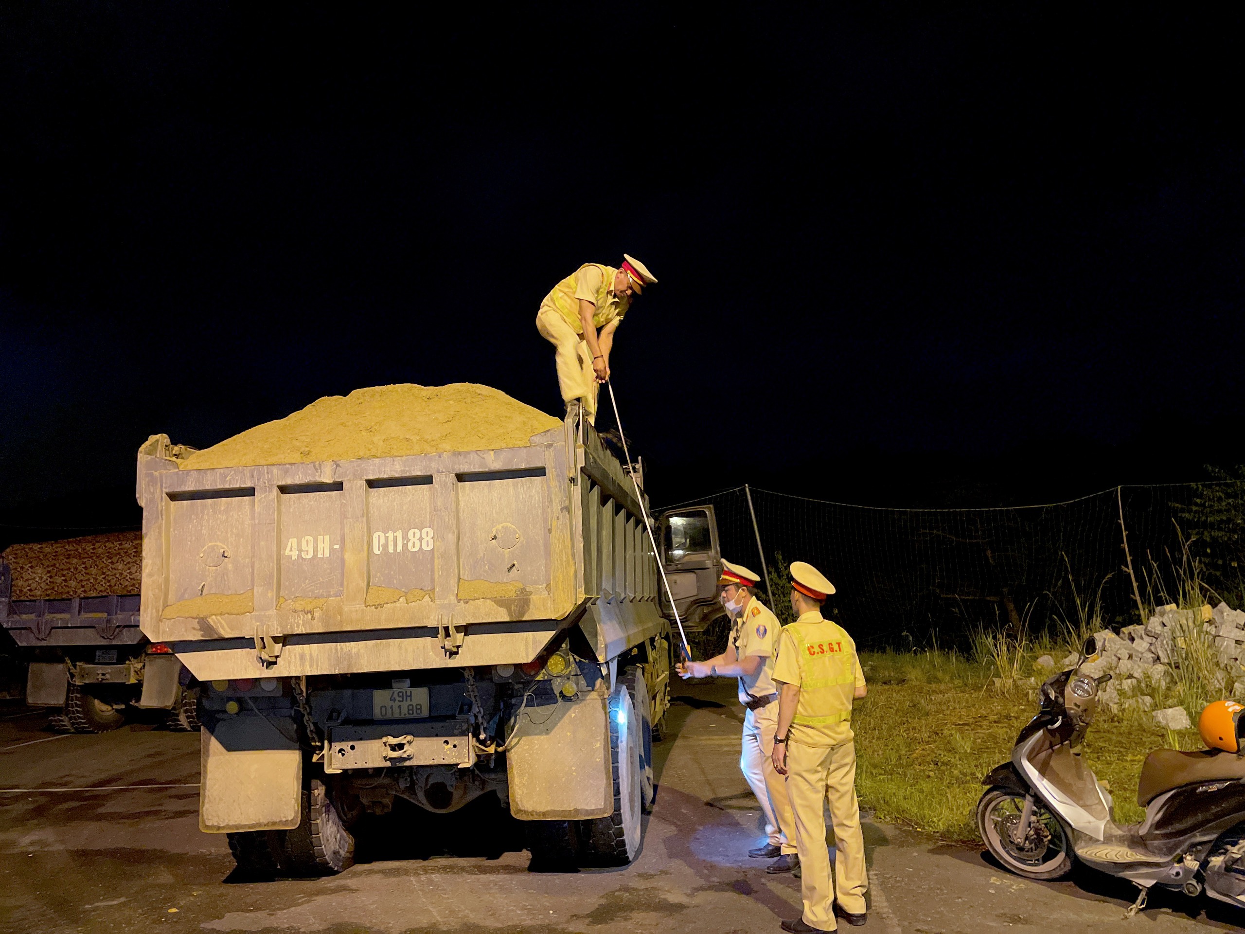 Lực lượng CSGT tăng cường xử lý các hành vi vi phạm.