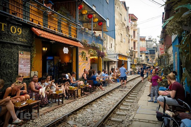 100% quán cà phê vi phạm an toàn đường sắt, quận ra lệnh đóng cửa 'phố cà phê đường tàu'