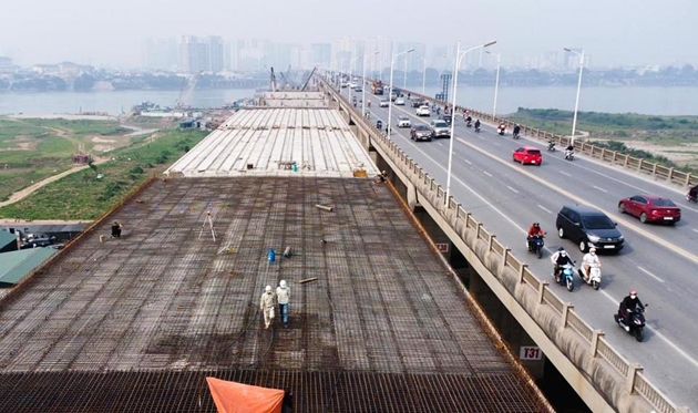Dự án cầu Vĩnh Tuy 2 là một trong những dự án được TP Hà Nội tập trung để bảo đảm tiến độ đề ra. Ảnh: Vũ Thành