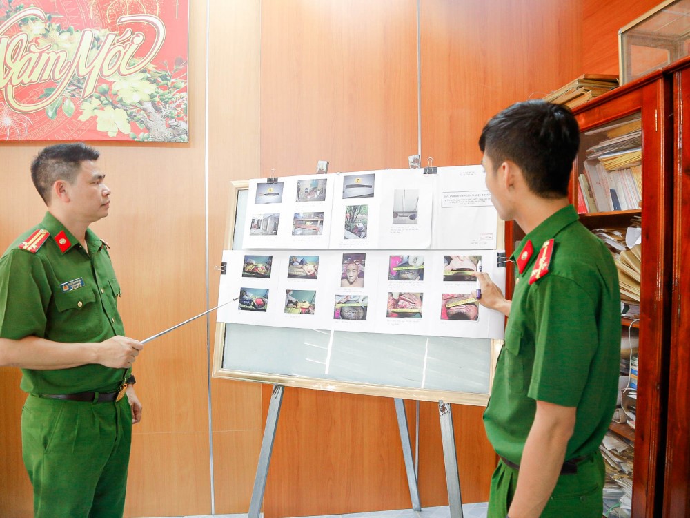 Thượng tá Hải (bên trái) trực tiếp chỉ đạo quá trình phá một chuyên án truy tìm thủ phạm vụ giết người.