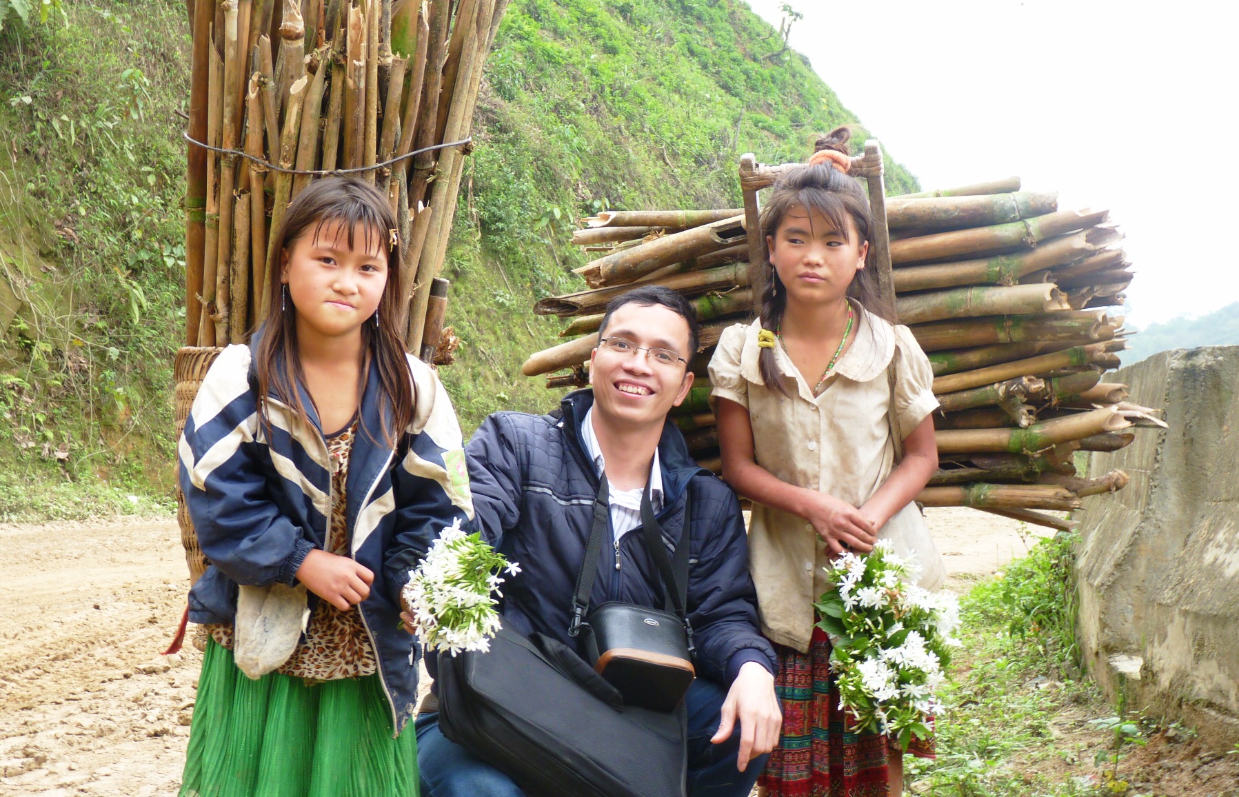 Tác giả bài viết và trẻ em vùng cao.