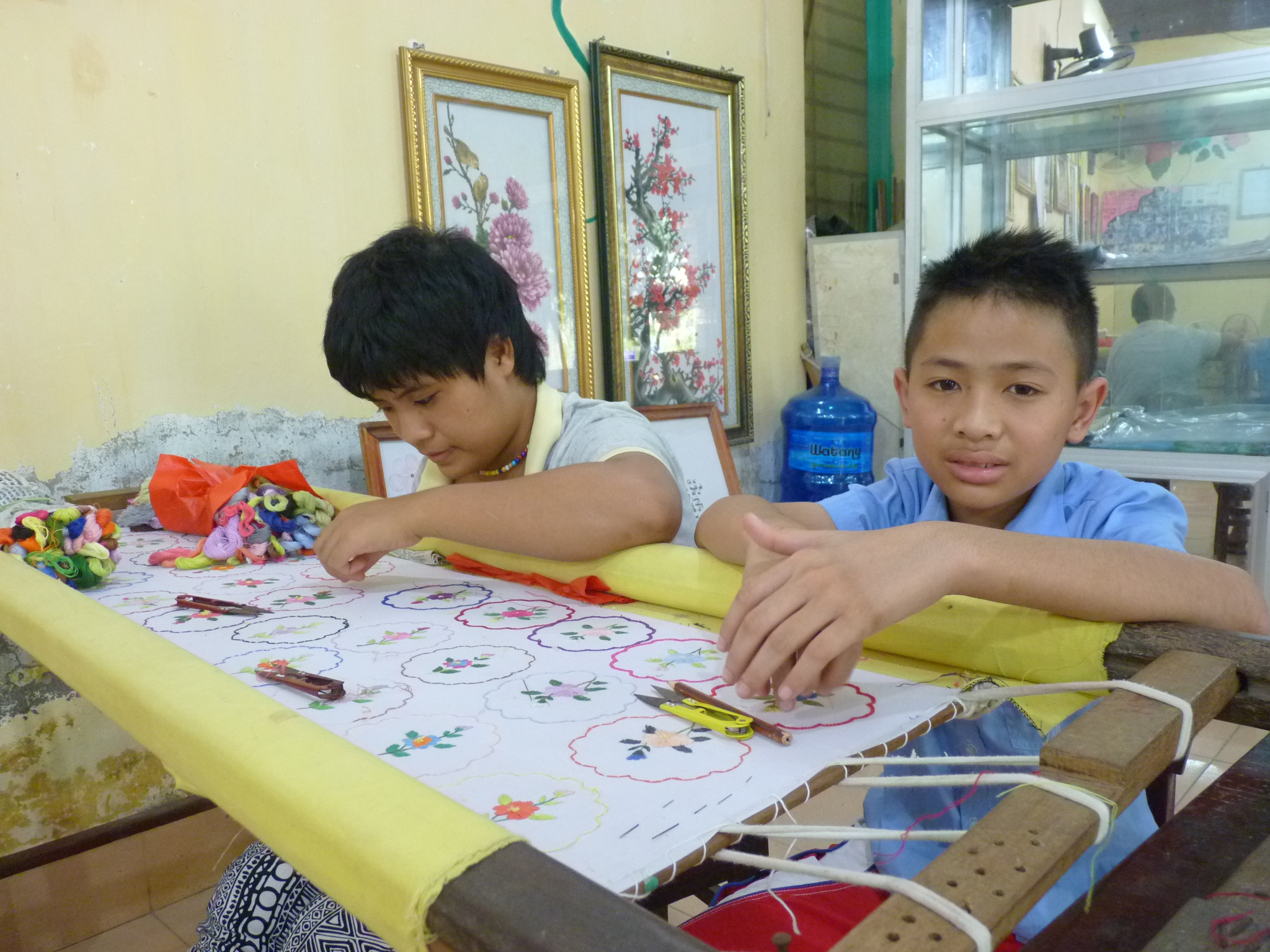 Những đường thêu đầy ước mơ của các em nhỏ.