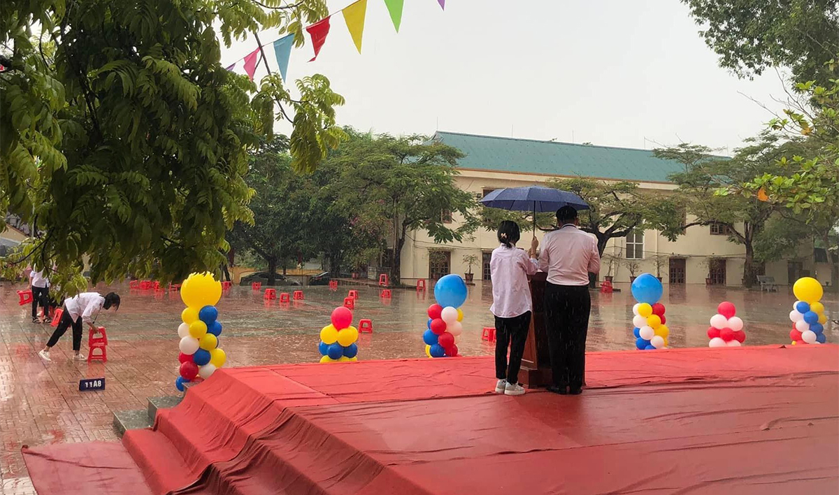 Thầy giáoNguyễnVăn Phương đứng dưới mưa phát biểu - dù không có học sinh nhưng thầy đang đặt học sinh vào trung tâm của buổi lễ với những thông điệp rõ ràng.