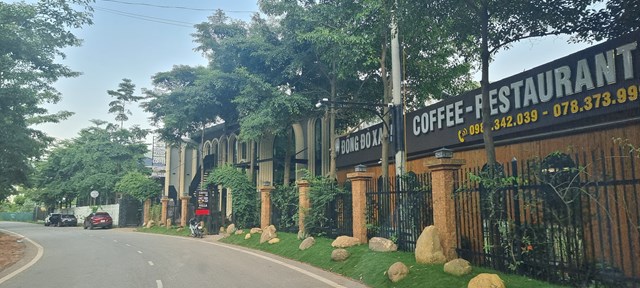 Hàng loạt những công trình kiên cố như này bịt lối dẫn xuống hồ Đồng Đò.