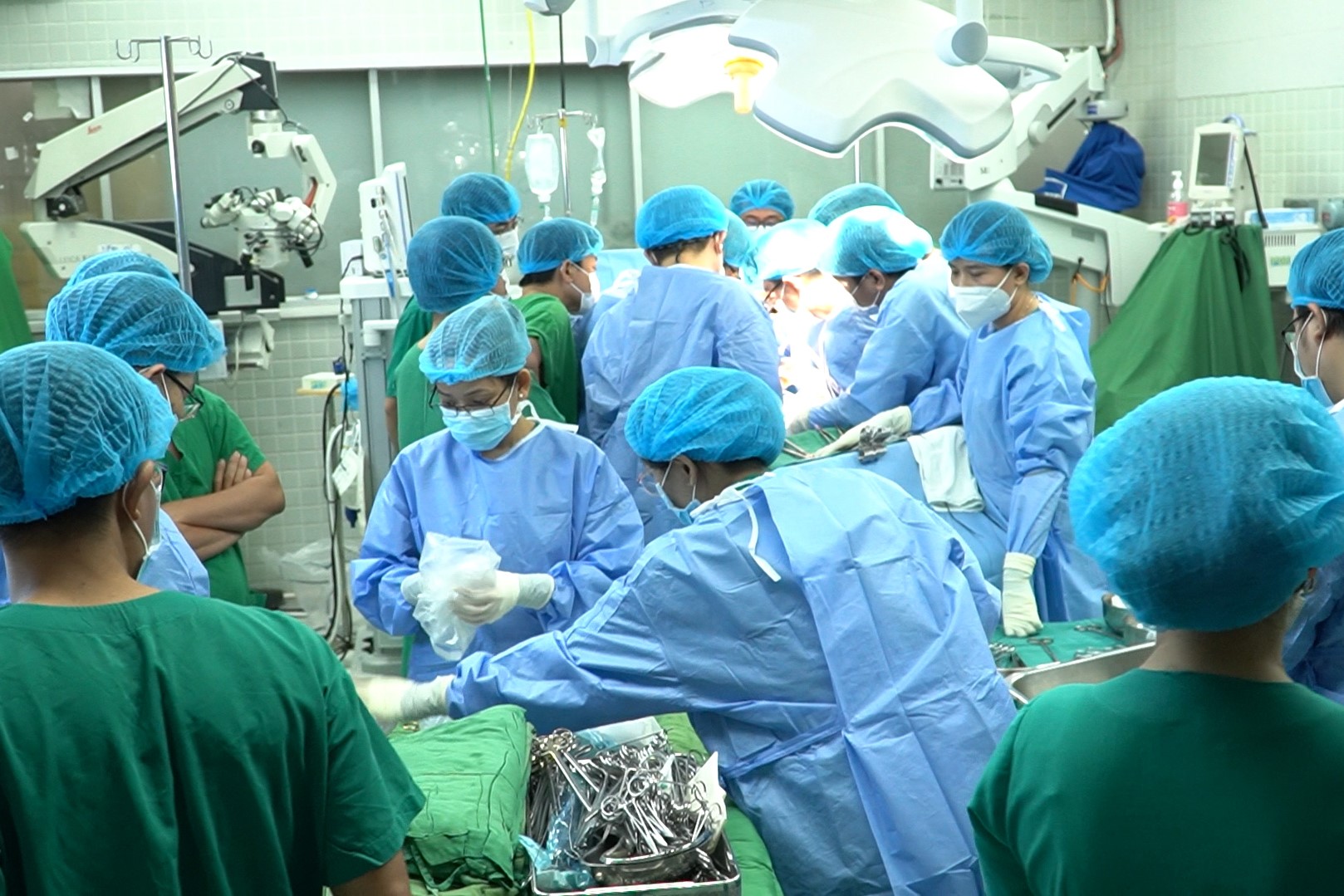Y bác sĩ thực hiện ca phẫu thuật người hiến tạng.