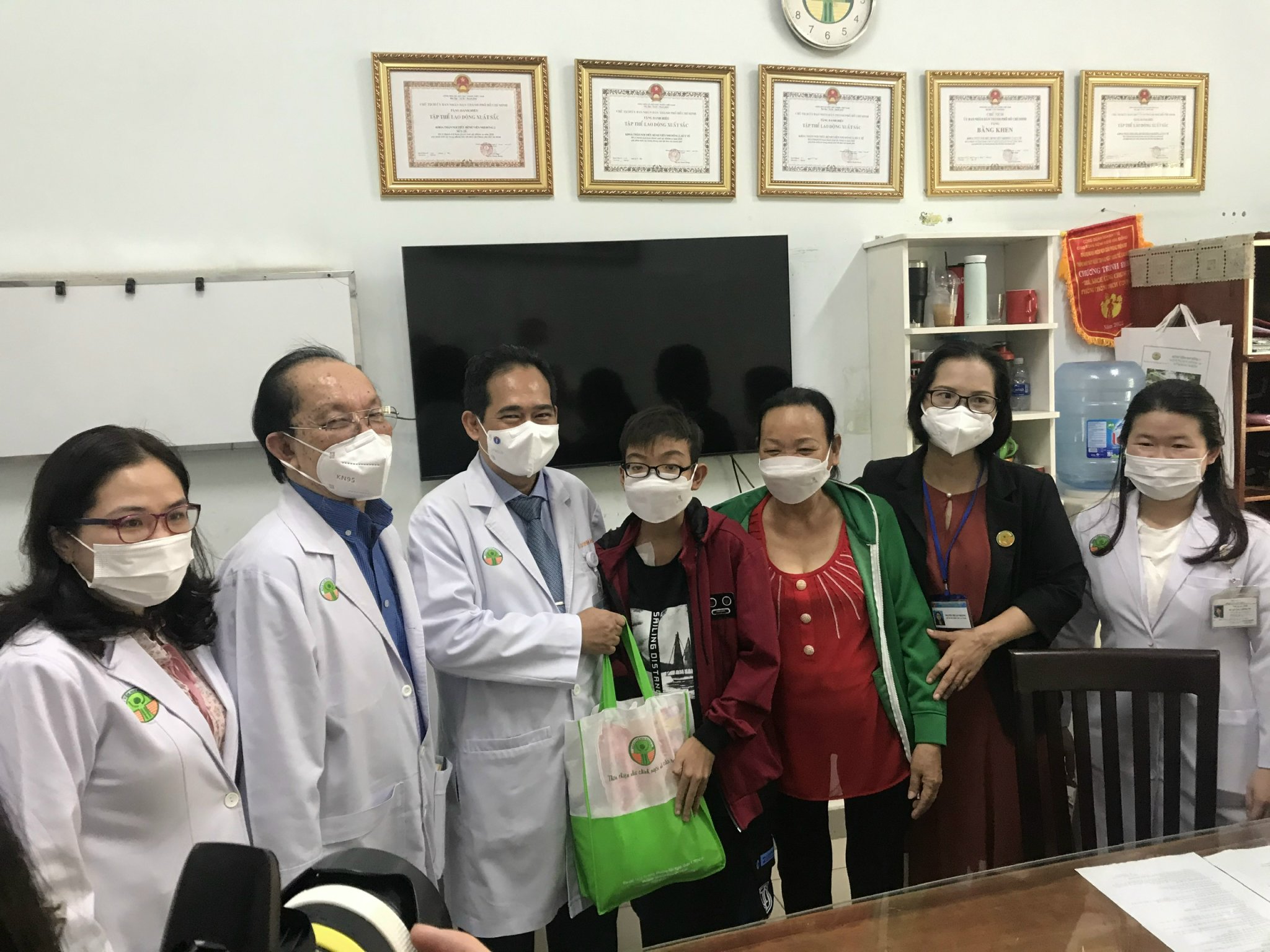 Ban Giám đốc Bệnh viện Nhi đồng 2 trao quà cho bệnh nhi được ghép thận thành công.