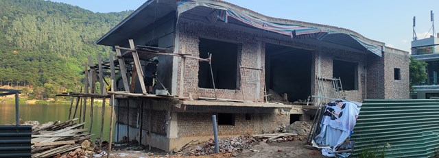 Ngang nhiên xây dựng công trình kiên cố lấn chiếm lòng hồ Đồng Đò.