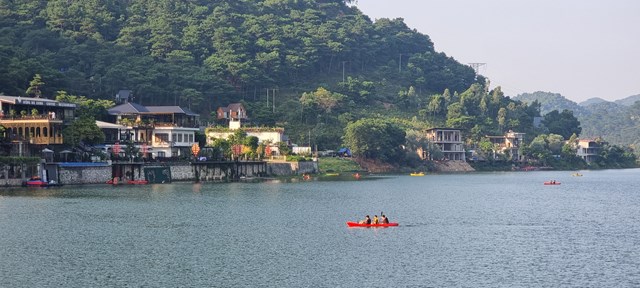 Các công trình vi phạm xâm lấn đất lòng hồ Đồng Đò vẫn được cấp điện để khai thác dịch vụ du lịch.