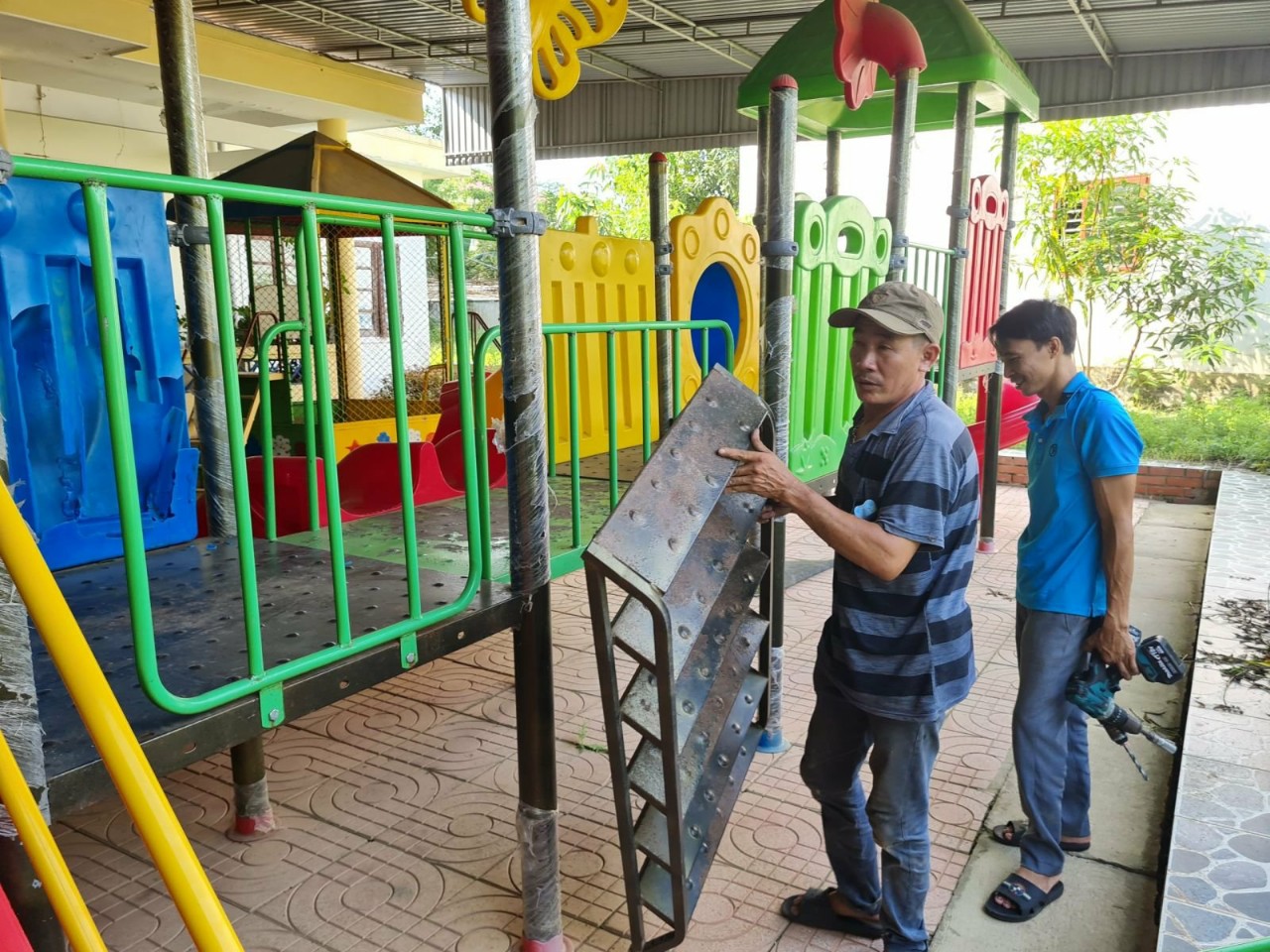 SAI PHẠM TRONG MUA SẮM THIẾT BỊ GIÁO DỤC Ở HÀ TĨNH: Máy chiếu giá gốc 8 triệu, bị “thổi” lên gấp hơn 4 lần