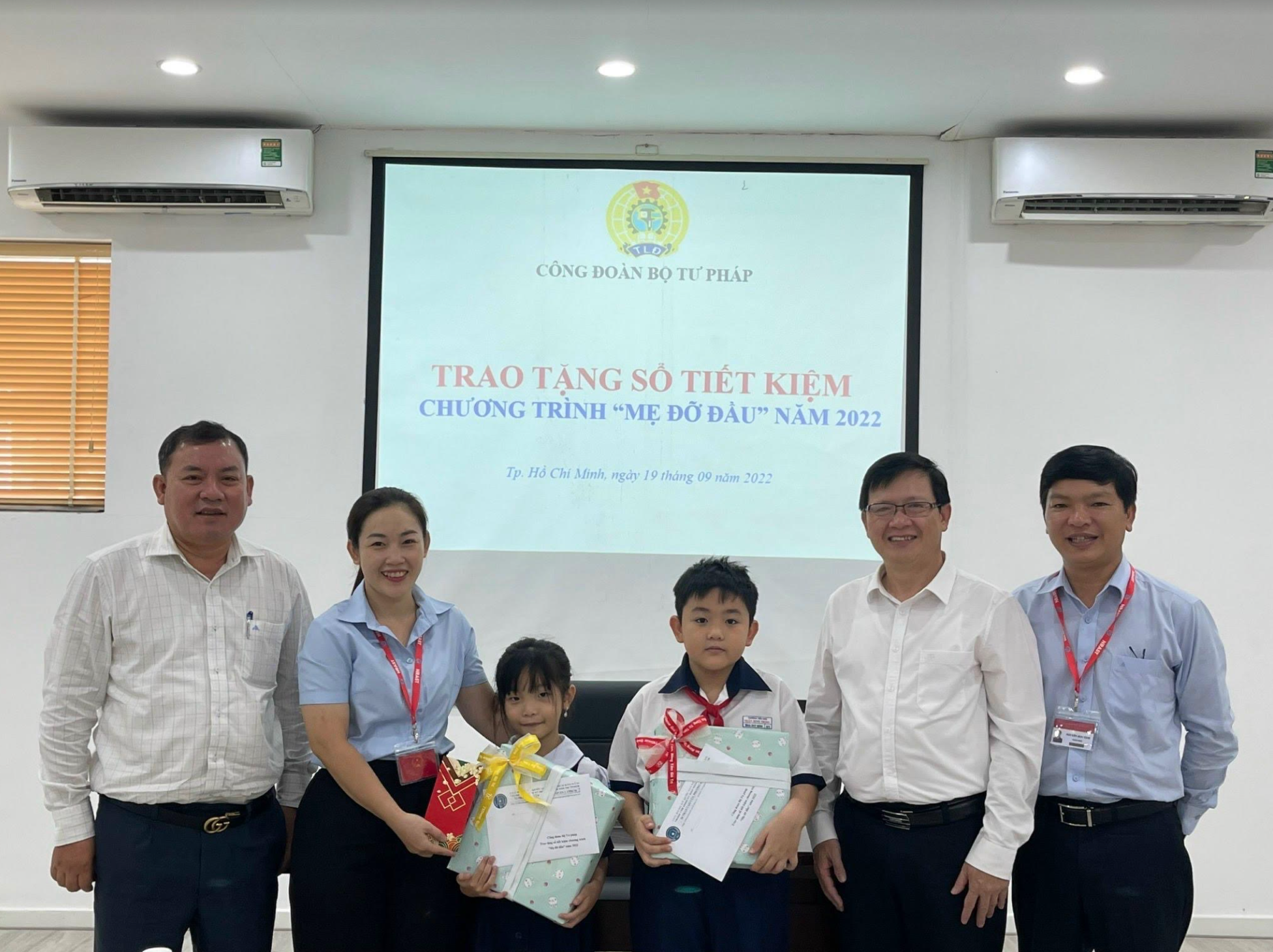 Công đoàn Bộ Tư pháp trao tặng sổ tiết kiệm cho 2 cháu mồ côi tại TP. Hồ Chí Minh