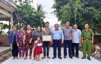 CÀ MAU: Tặng Bằng khen tài xế trả lại của rơi cho người làm mất