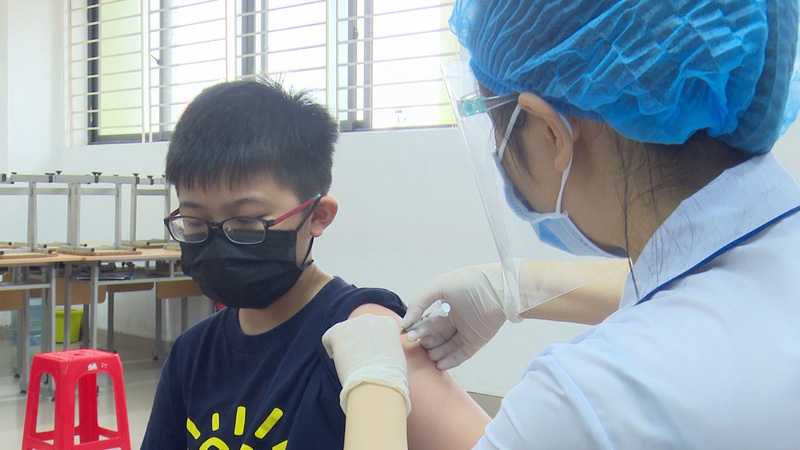 Theo dõi chặt biến thể mới, đẩy mạnh bao phủ vaccine COVID-19 cho trẻ
