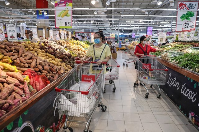 Giá xăng giảm: Người dân chưa trọn niềm vui