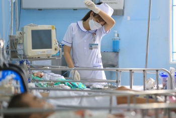 Tìm cách giữ chân người lao động ngành Y tế