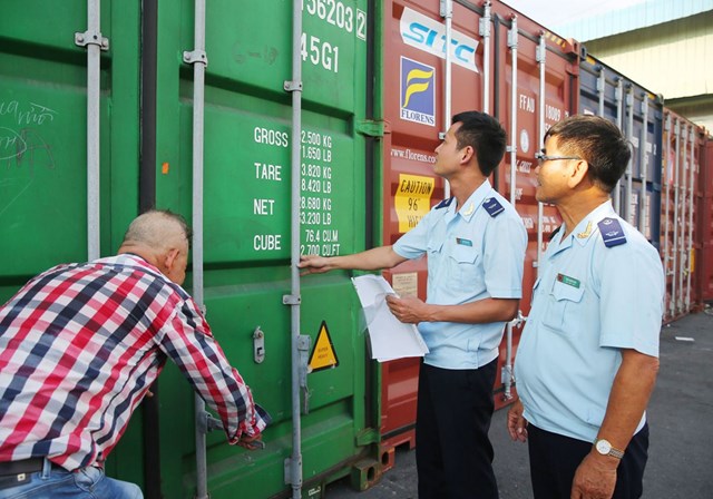 Hải quan TPHCM kiểm tra hàng hóa xuất nhập khẩu. Ảnh: Gio Linh.