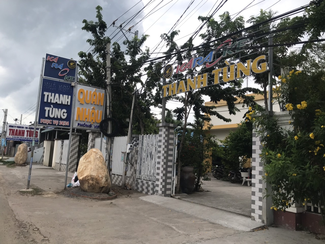 BÌNH THUẬN: Tranh luận vụ chủ quán karaoke gọi người đến chém khách