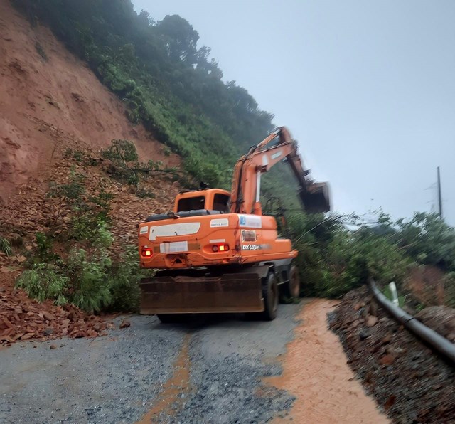 Sạt lở nghiêm trọng trên Quốc lộ 8A, đến 8h sáng 29/9 chưa thông xe.