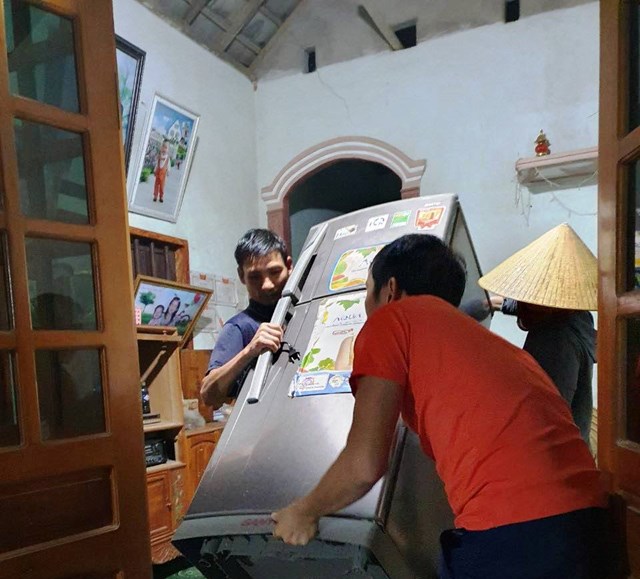 Hương Sơn di dời 12 hộ bị ngập lụt, sạt lở đất đến nơi an toàn. 