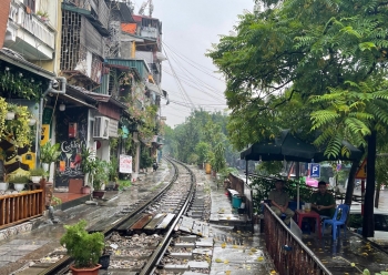 Phố 'cà phê đường tàu' sau 2 tuần đóng cửa