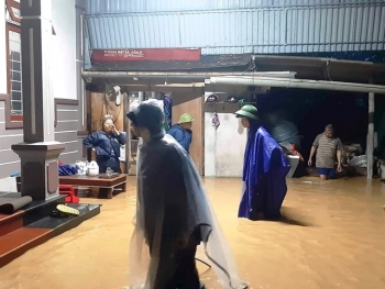 Mưa lớn, Hà Tĩnh di dời khẩn cấp nhiều hộ dân trong đêm