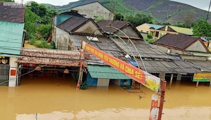 Mưa lớn gây lũ, nhiều tỉnh miền Trung chìm trong biển nước