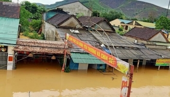 Mưa lớn gây lũ, nhiều tỉnh miền Trung chìm trong biển nước