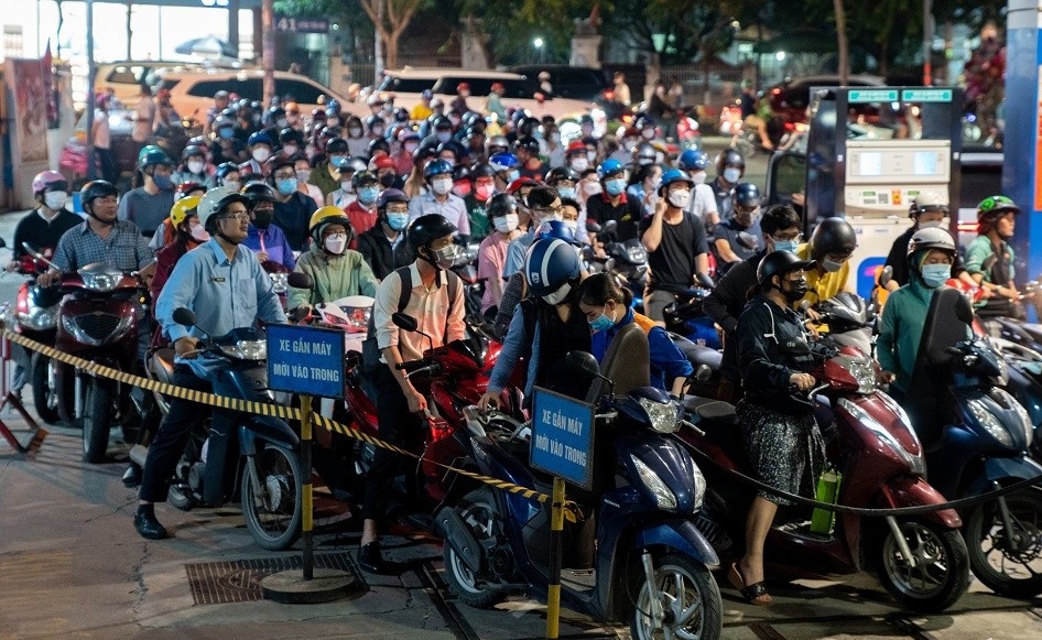 Giá xăng dầu hôm nay sẽ tăng mạnh, hết cảnh cây xăng ngừng bán?