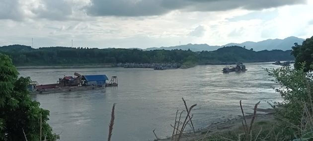 Ngay dưới bãi soi Tình Húc, vài chục tàu cát lớn nhỏ luôn túc trực ngày đêm chờ ăn hàng. Bờ bãi, lòng sông, cảnh quan môi trường đang từng ngày bị cát tặc bức tử.