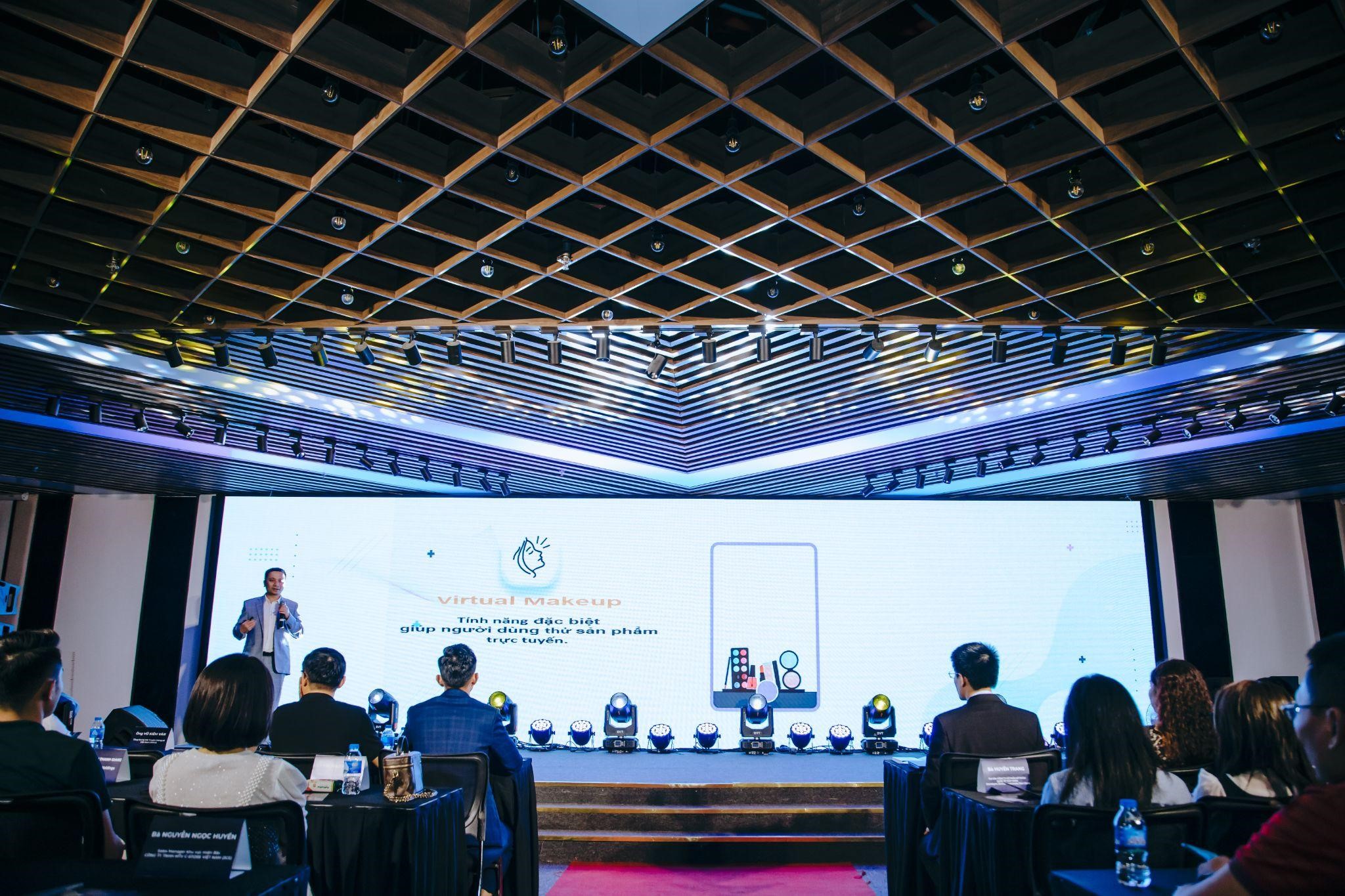 Giám đốc Công nghệ Hebela giới thiệu các tính năng hiện đại được lập trình trên App