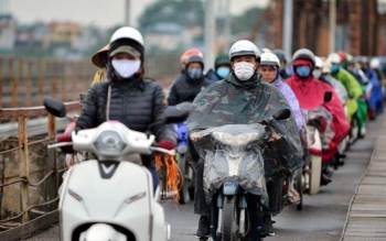 Người Hà Nội co ro trong mưa rét đầu đông