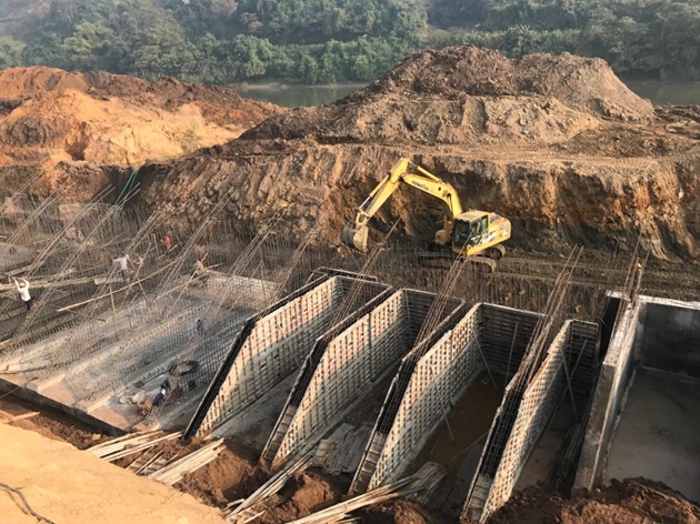 Tại dự án kè chống sạt lở bờ hữu sông Hồng, thành phố Lào Cai, do tính sai làm tăng dự toán gói thầu gần 1,5 tỷ đồng. Ảnh: TQ 