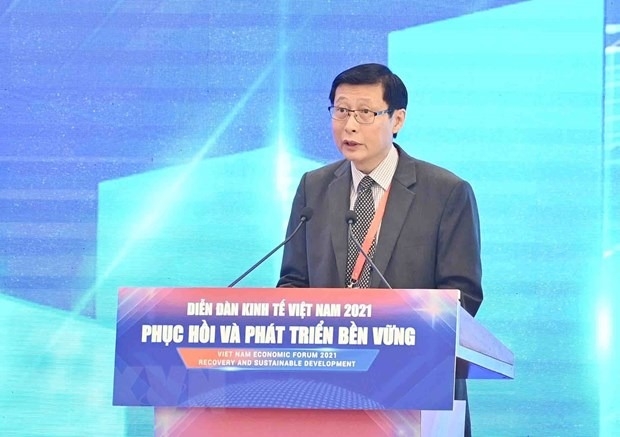 Ông Nguyễn Minh Cường, Kinh tế trưởng Ngân hàng Phát triển châu Á (ADB) tại Việt Nam trình bày tham luận. (Ảnh: Phạm Kiên/TTXVN)