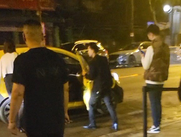 Bên trong nhà hàng là không gian tù túng, chất hẹp, hàng trăm người đang đang lắc lư theo điệu nhạc và làn khói shisha mờ ảo