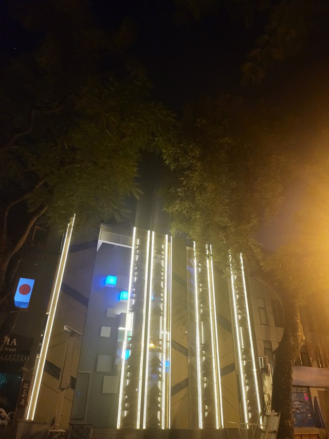 Mỗi tối, hàng chục nhân viên, bảo vệ quán đứng ngay mặt đường để chèo kéo khách.