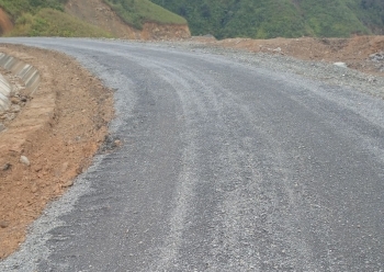 Sơn La: Tranh cãi chất lượng nhựa đường làm tỉnh lộ 112