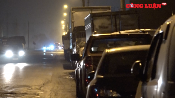 Tài xế vạ vật, ăn uống tạm bợ xếp hàng chờ đăng kiểm