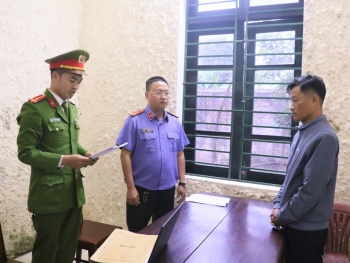 Tài xế trốn đo nồng độ cồn, lùi xe đè lên chân CSGT