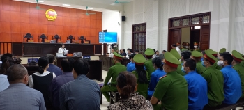 Hình ảnh cựu Chủ tịch UBND TP Hạ Long trong ngày đầu ra tòa