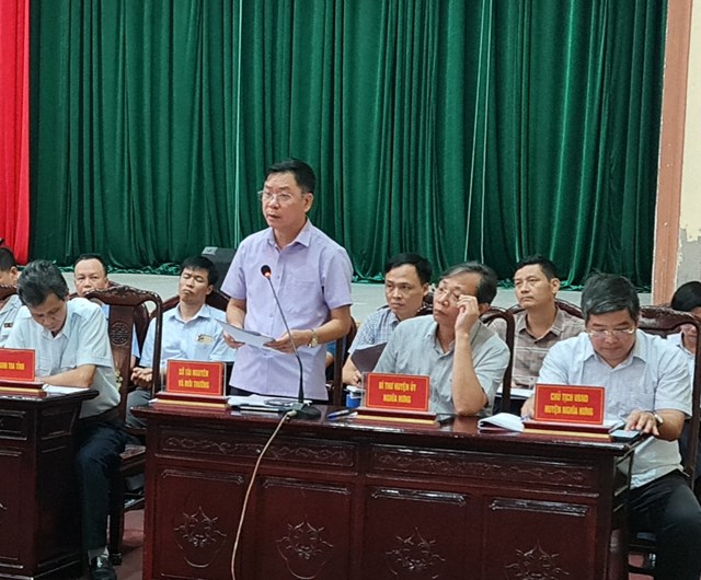 Giám đốc Sở TNMT Phạm Văn Sơn tại cuộc đối thoại.